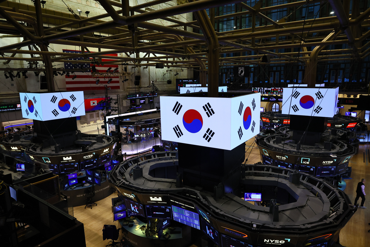 미국 뉴욕 증권거래소에 태극기가 보이고 있다. 뉴시스