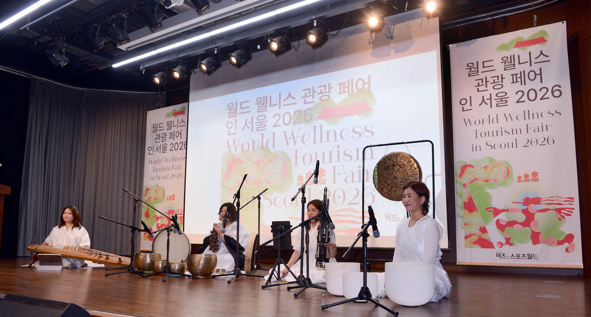 명상음악 아티스트 그룹 ‘숲의그림자’가 28일 서울 중구 은행회관에서 열린&nbsp; ‘월드 웰니스관광페어 인 서울 2026’ 공식 개막 행사에서 연주를 선보이고 있다. 김두홍 기자&nbsp;kimdh@sportsworldi.com