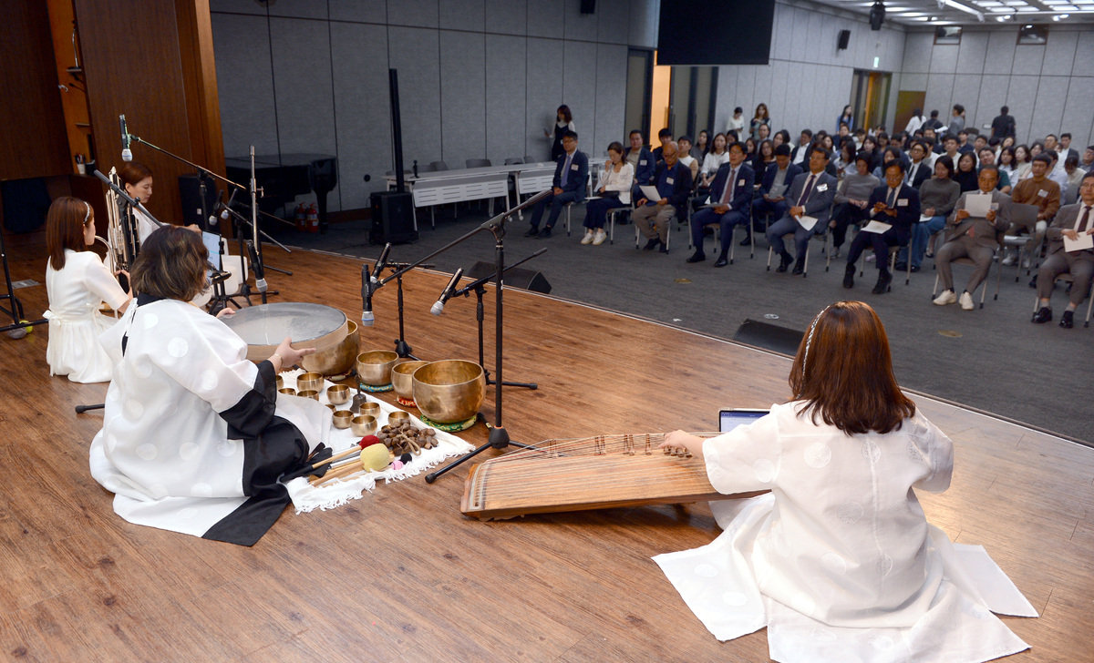 명상음악 아티스트 그룹 ‘숲의그림자’가 28일 서울 중구 은행회관에서 열린&nbsp; ‘월드 웰니스관광페어 인 서울 2026’ 공식 개막 행사에서 연주를 선보이고 있다.&nbsp;김두홍 기자&nbsp;kimdh@sportsworldi.com