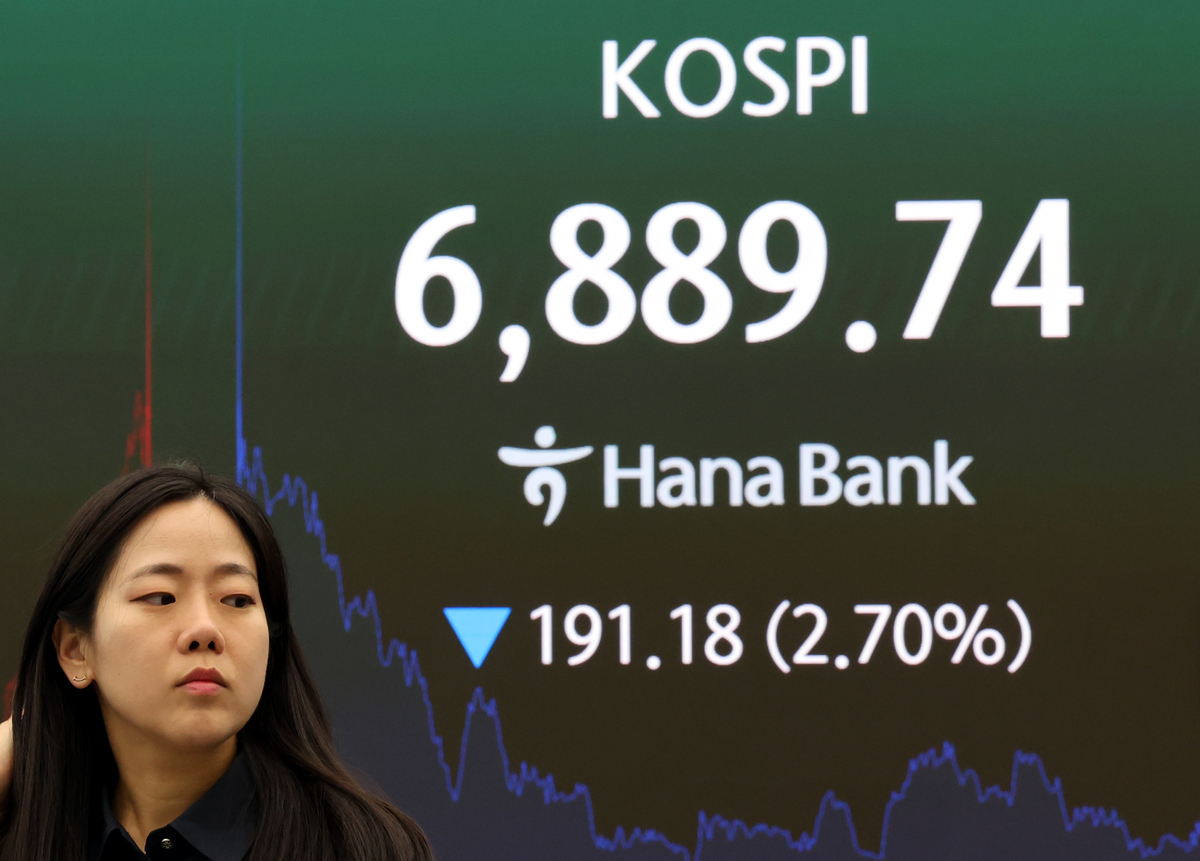 28일 오후 서울 중구 하나은행 딜링룸에서 딜러들이 업무를 하고 있다. 코스피는 전일보다 191.18포인트(2.70%) 내린 6889.74에 마감했다. 뉴시스 제공