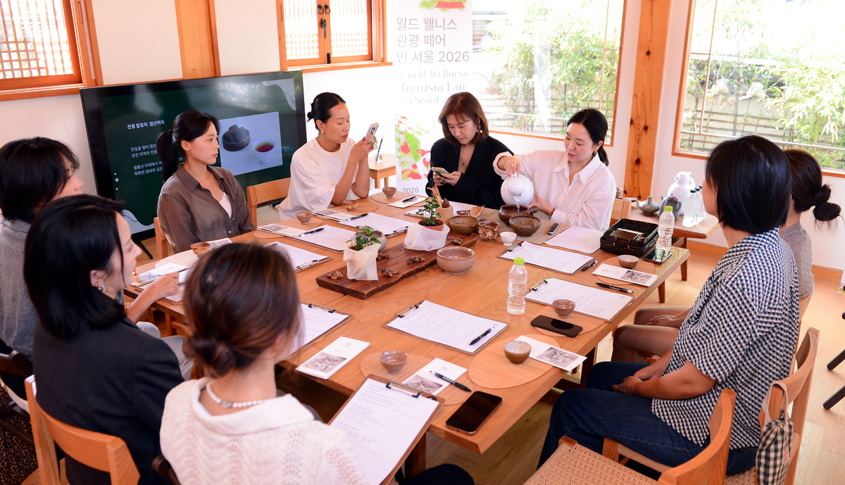 윤혜진 루하루 대표(가운데)가&nbsp;29일 서울 은평구 채운당에서 열린 ‘월드 웰니스 관광페어 인 서울 2026’에서 K-로컬 티 클래스를 진행하고 있다. 김두홍 기자