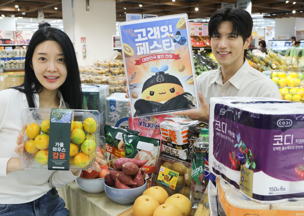 모델들이 이마트 용산점에서 고래잇 페스타 할인상품을 소개하고 있다. 이마트 제공