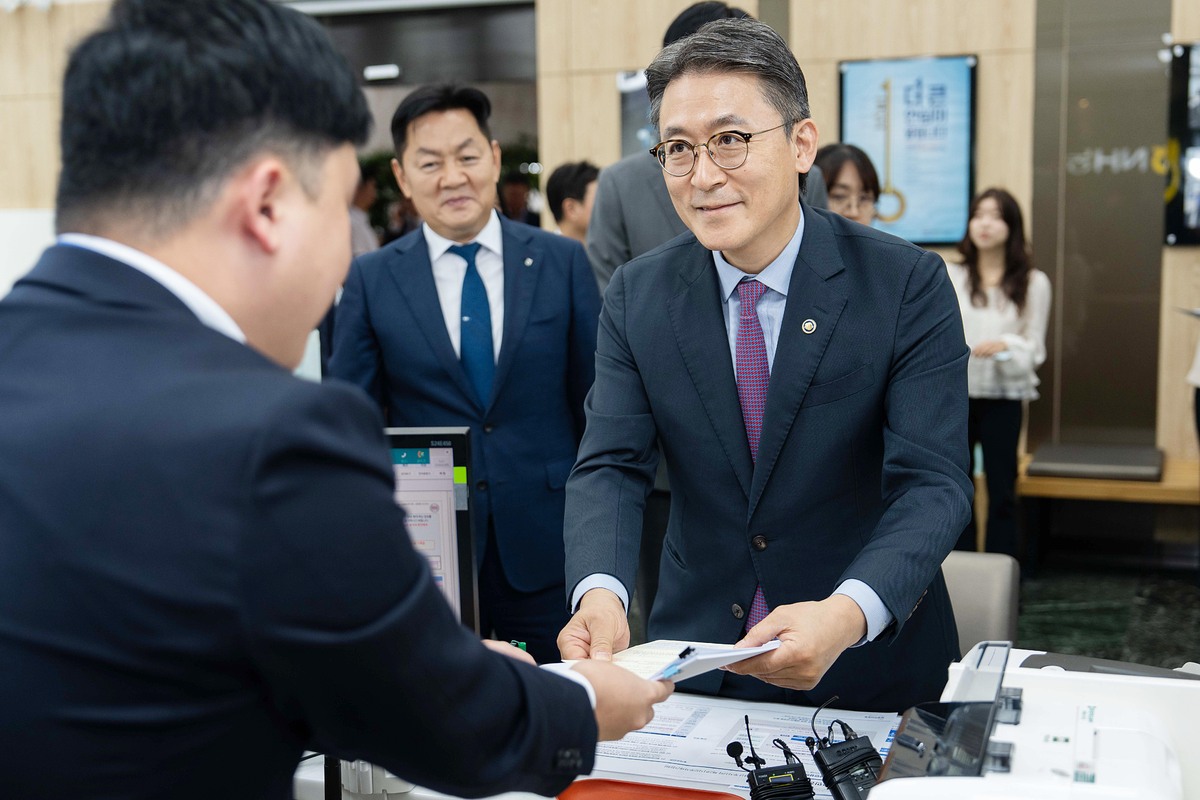 권대영 금융위원회 부위원장이 30일 오전 제2차 국민참여형 국민성장펀드 판매처 중 하나인 서울 종로구 NH농협은행 정부서울청사지점을 방문해 일반 국민들이 펀드 가입 시 거치게 되는 투자자 성향 분석, 펀드 중요사항 확인(투자설명서, 약관 등) 등 펀드 가입 과정의 전반을 직접 경험하며, 가입 절차상의 편의성과 애로사항 등을 점검한 후 펀드 가입했다. 금융위 제공