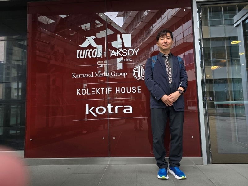 AI 보안전문가 강장묵 교수(동국대학교 국제정보보호대학원)가 29일(현지시간) KOTRA 이스탄불무역관 방문 현장에서 기념촬영하고 있다. 사진=동국대학교 국제정보보호대학원
