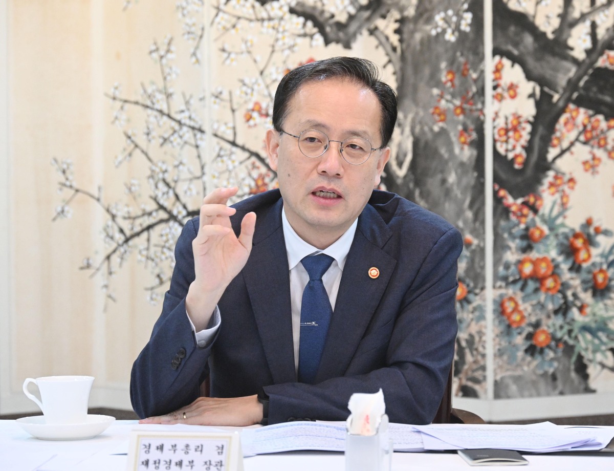 이형일 부총리 겸 재정경제부 장관이 30일 서울 종로구 정부서울청사에서 확대 거시재정금융간담회를 주재하고 있다.&nbsp;이날 이 부총리는&nbsp;“63조원 규모의 초과세수를 주거·일자리 등 민생 지원과 국채 발행 축소를 통한 재정건전성 확보에 균형 있게 배분하겠다”고 밝혔다. 재정경제부 제공