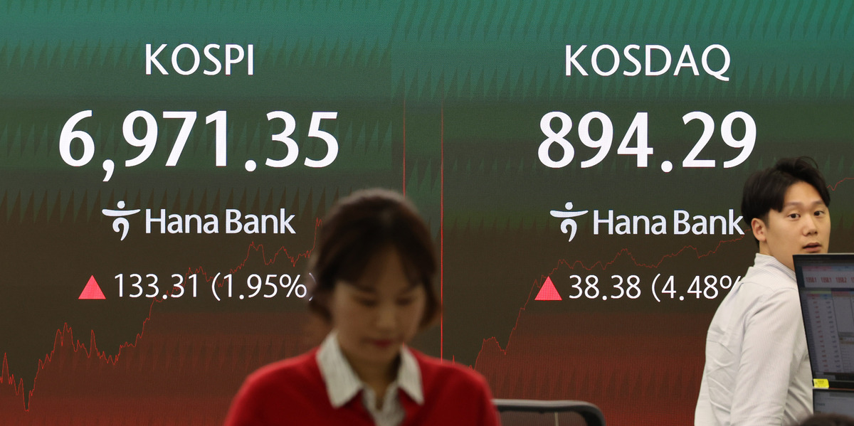 1일 오후 서울 중구 하나은행 딜링룸. 뉴시스 제공