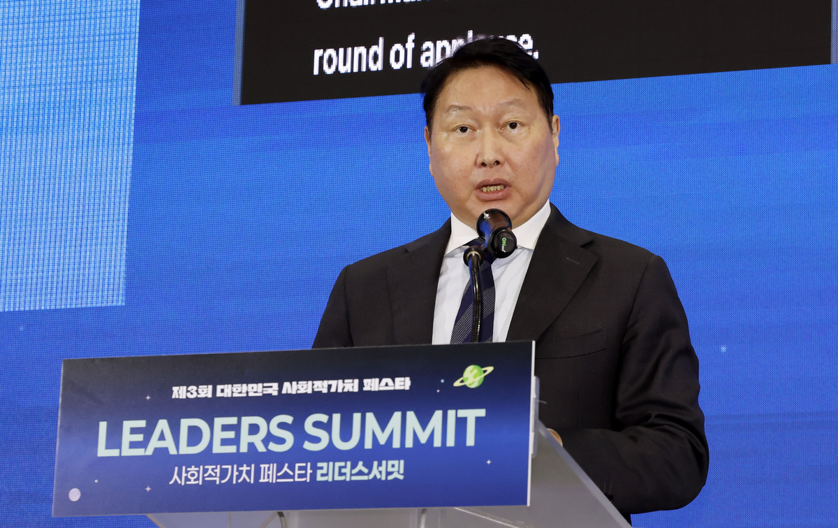 최태원 대한상의 회장이 지난달 21일 서울 강남구 코엑스에서 열린 대한민국 사회적가치 페스타 리더스 서밋에서 인사말을 하고 있다. 뉴시스
