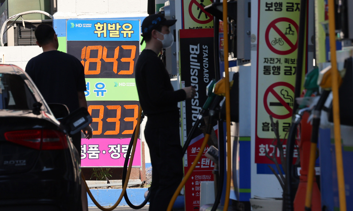 지난 9월&nbsp;27일 서울 시내 주유소에 게시된 유가정보. 뉴시스