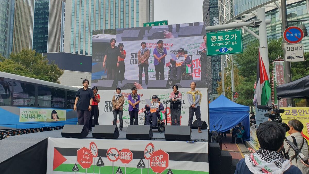 팔레스타인과 연대하는 한국 시민사회 긴급행동(긴급행동) 참가자들과 관계자들이 이날 오후 서울 종로구 보신각 앞에서 ‘이스라엘의 팔레스타인 가자지구 집단학살 3년 규탄 집중집회’를 열고 있다. 사진=긴급행동 제공