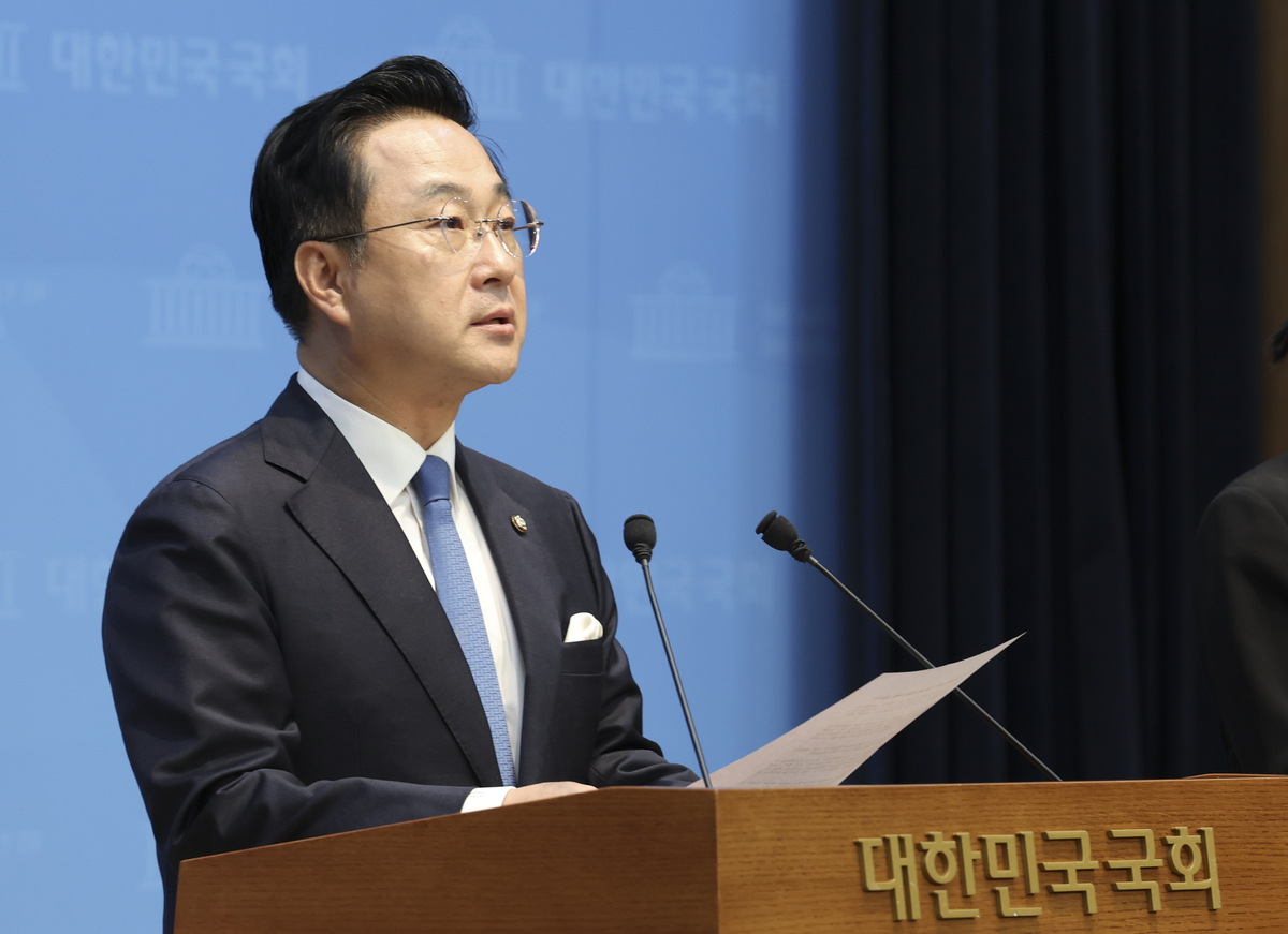박성준 더불어민주당 수석대변인이 지난 27일 오전 서울 여의도 국회 소통관에서 기자회견을 하고 있다. 뉴시스