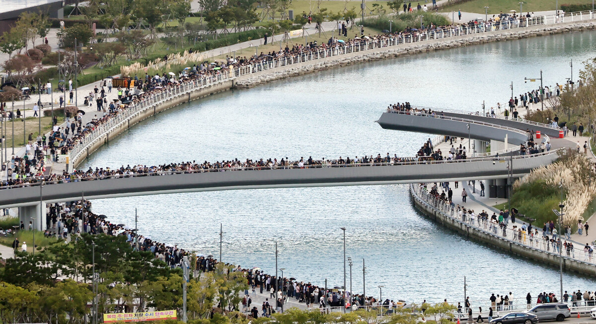 4일 부산 동구 북항 친수공원 경관수로 일대에 상어 ‘부캉이’를 보기 위해 몰려든 시민들로 북적이고 있다. 사진=뉴시스