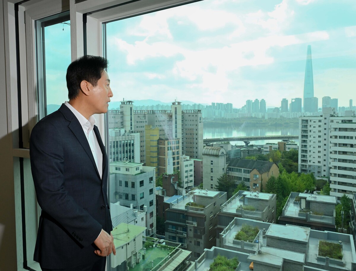 …오세훈 서울시장이 지난달 28일 서울 광진구 구의동 소재 모아주택 1호 사업지 강변역 센트럴 아이파크 아파트를 방문해 주거시설을 둘러보고 있다. 뉴시스