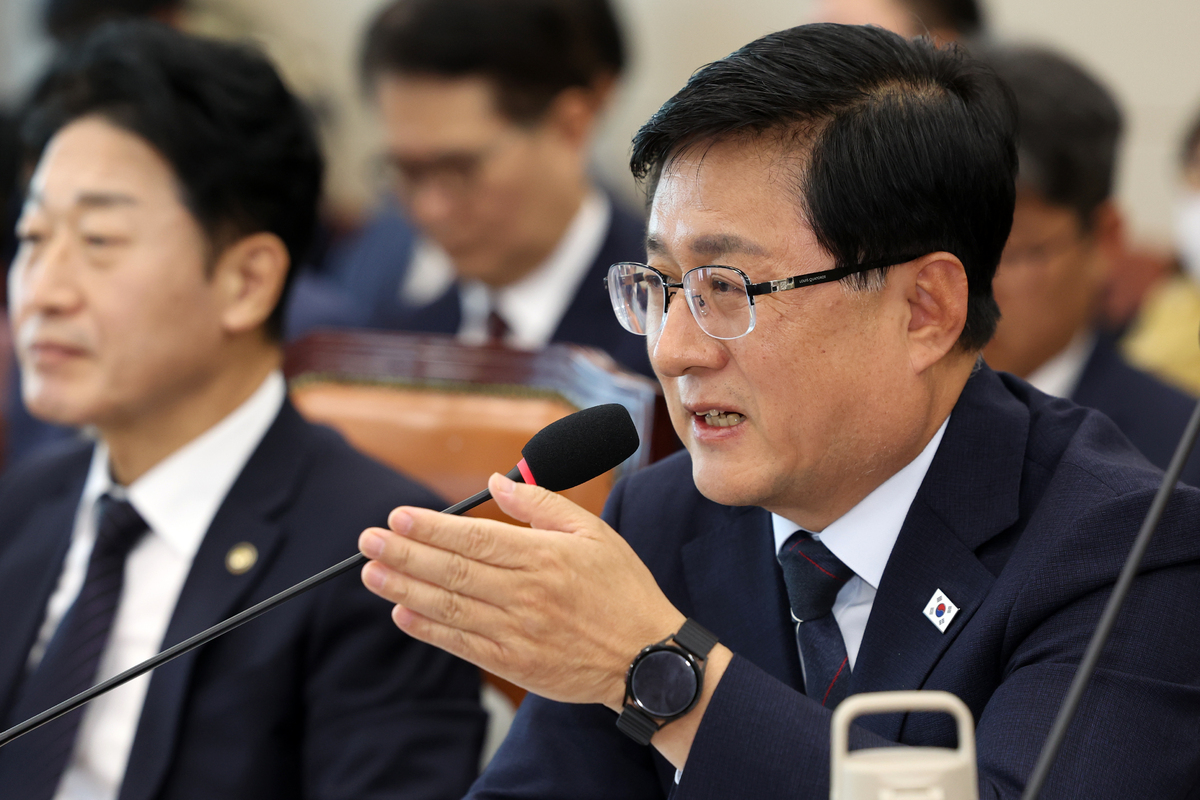 김성환 기후에너지환경부 장관이 6일 서울 여의도 국회에서 열린 기후에너지환경노동위원회의 기후에너지환경부에 대한 국정감사에서 자료제출 관련 답변을 하고 있다. 뉴시스