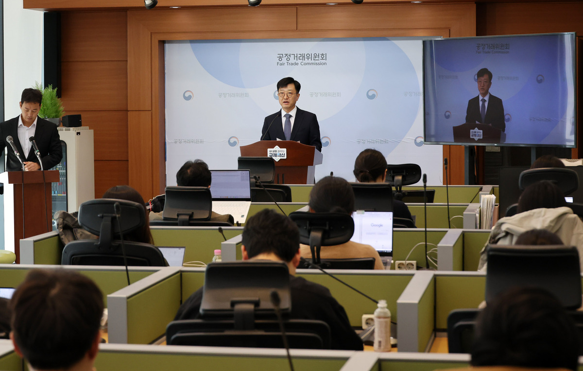 오행록 공정거래위원회 카르텔조사국장이 7일&nbsp;세종정부청사에서 SK에너지 및 현대오일뱅크의 휘발유·등유·경유 담합 사건 심의 절차 개시 브리핑을 하고 있다. 오 국장은 양사의 혐의에 대해 “‘중대한 위반행위’에 해당한다”며 “점유율이 50%에 가깝기 때문에 시장 경쟁질서에 충분히 영향을 미칠 수 있는 상황이라고 판단했다”고 말했다. 뉴시스