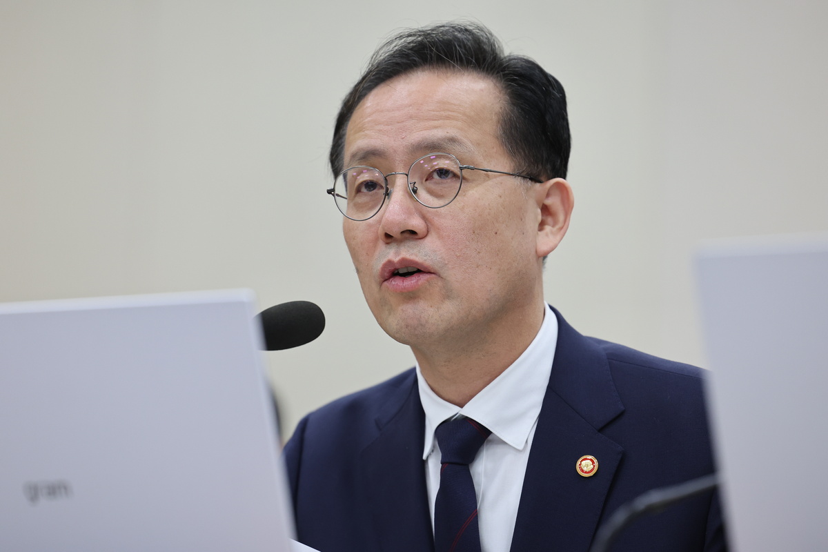 이형일 경제부총리 겸 재정경제부 장관이 지난 6일 국회 재정경제기획위원회의 재경부&nbsp;국정감사에 출석해 의원 질의에 답하고 있다. 이날 이 부총리는&nbsp;“대미 전략투자 첫 프로젝트로 24억달러를 지난 1일 송금했다”고 밝혔다. 뉴시스