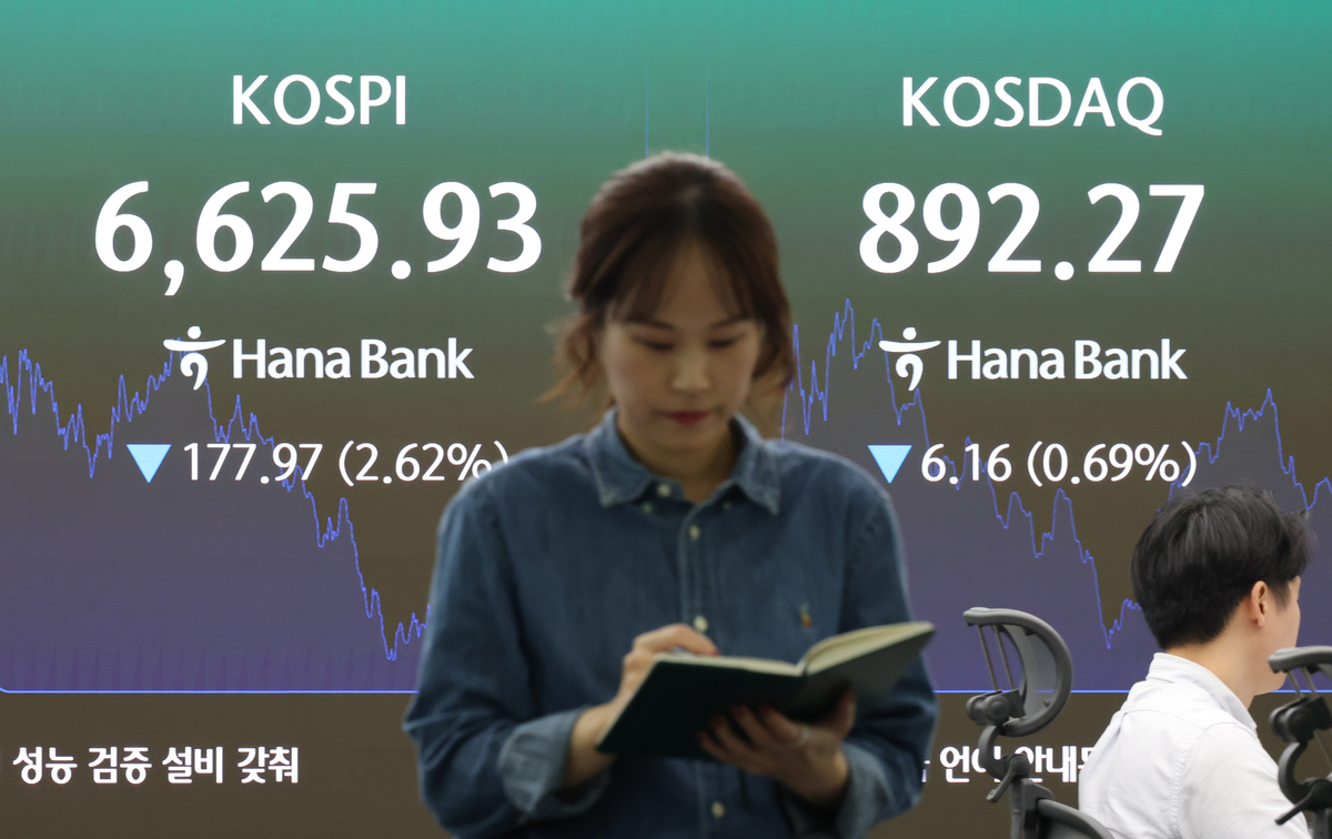 8일 오후 서울 중구 하나은행 딜링룸. 뉴시스 제공