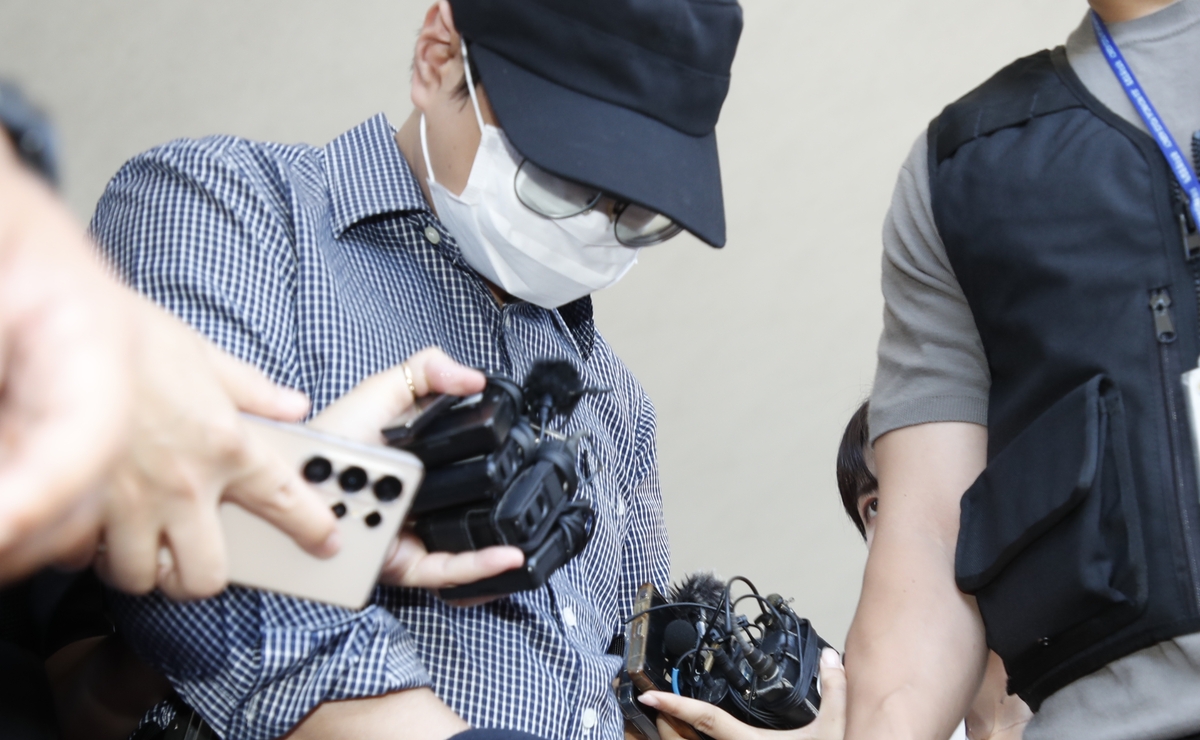 제주 실종신고 허위 종결로 직무유기 등의 혐의를 받는 제주 서부경찰서 소속 부(30대) 경장이 오후 제주시 이도이동 제주동부경찰서 유치장에서 검찰로 구속 송치되고 있다. 사진=뉴시스