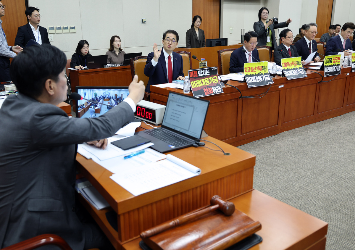 국회 재경위 야당 간사인 배준영 국민의힘 의원이 8일 여의도 국회에서 열린 재정경제기획위원회의 기획예산처에 대한 국정감사에 앞서 미래대응기금 철회 문구 피켓 관련해 조승래 국회 재경위원장과 대화를 나누고 있다. 사진=뉴시스