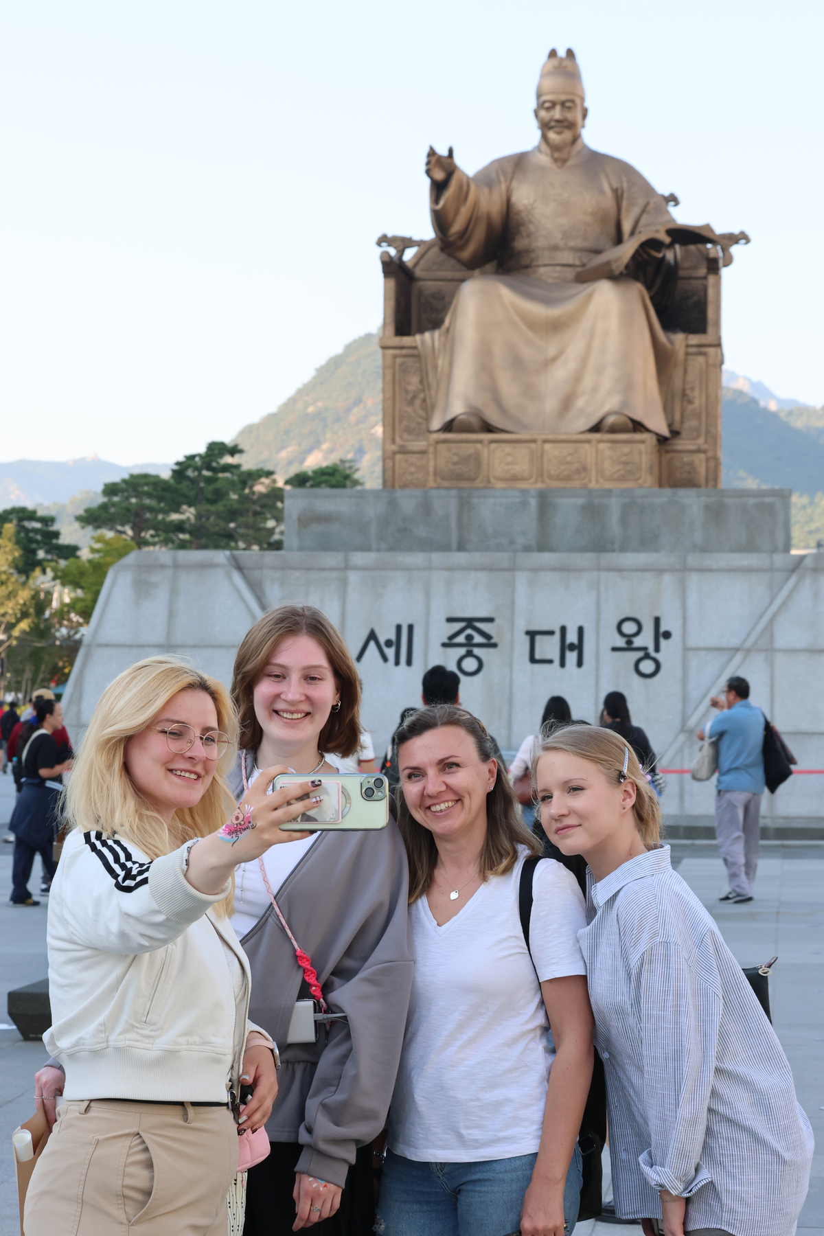 한글날을 하루 앞둔 8일 외국인 관광객들이 서울 종로구 광화문광장 세종대왕 동상 앞에서 기념사진을 찍고 있다. 뉴시스