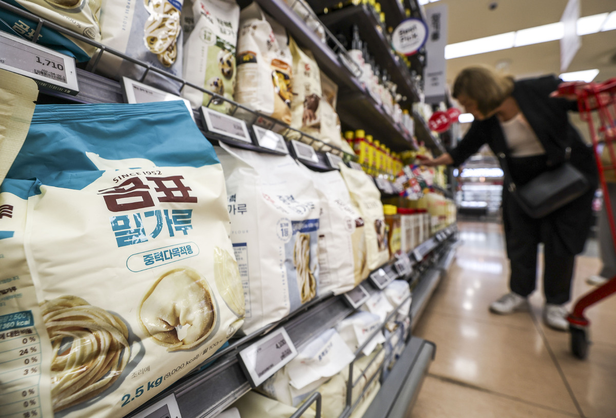 서울시내 대형마트에 밀가루가 진열돼 있다. 뉴시스
