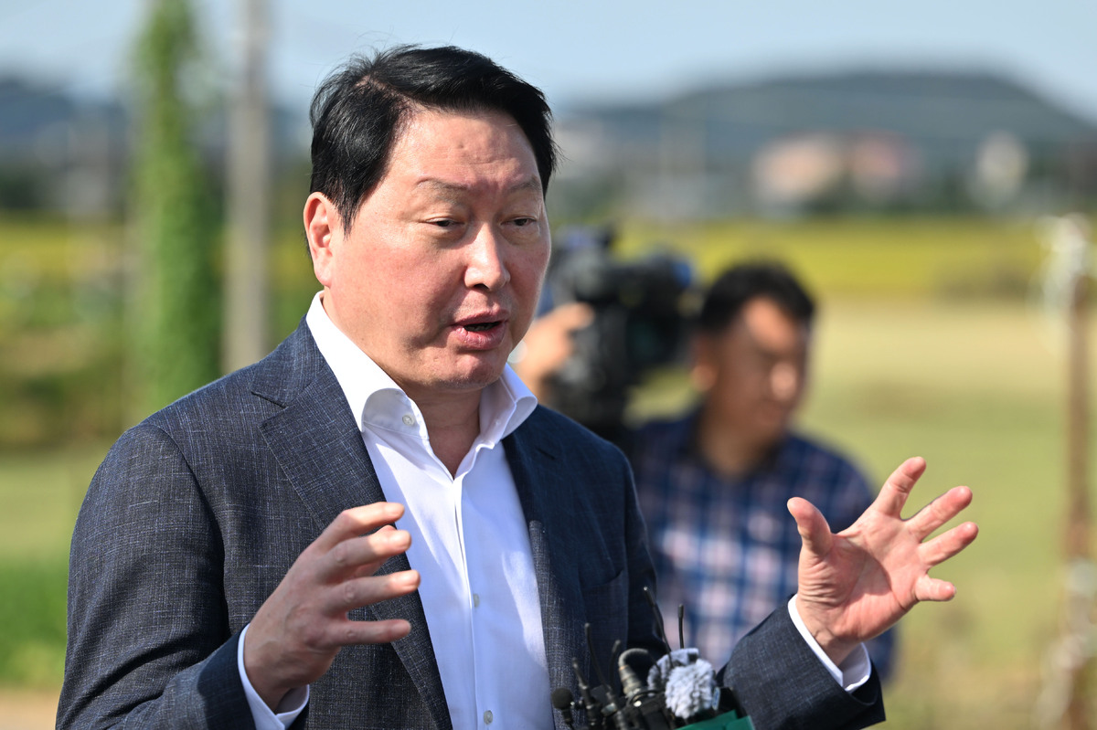 최태원 SK그룹 회장이 9일 전남광주 서구 벽진동 주변 광주군공항 호남 반도체 클러스터 조성 예정지에서 부지를 살펴본 뒤 입장을 밝히고 있다. 뉴시스