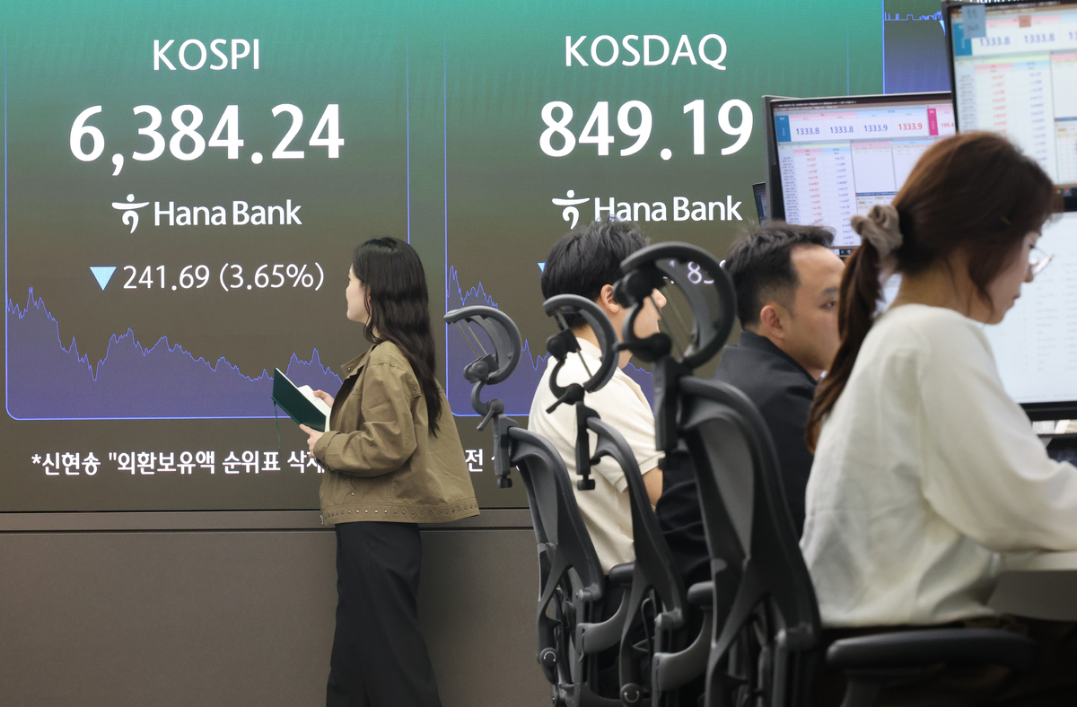 12일 오후 서울 중구 하나은행 딜링룸에서 딜러들이 업무를 하고 있다. 뉴시스