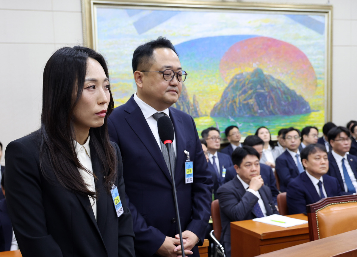 주성원(왼쪽) 쿠팡 총괄부사장과 김용석 우아한형제들 부사장이 12일 여의도 국회에서 열린 정무위원회의 공정거래위원회 등에 대한 국정감사에 출석해 의원 질의를 듣고 있다. 뉴시스