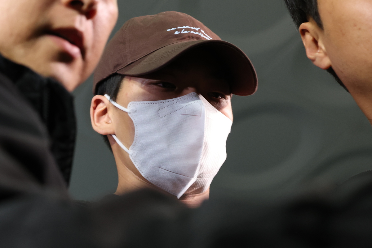 이혼 소송 중 장모를 살해하고 아내를 차량에 태워 도주한 혐의를 받는 20대 남성이 신고접수 약 7시간만에 경찰에 긴급체포돼 11일 서울 송파경찰서로 압송되고 있다. 사진=뉴시스