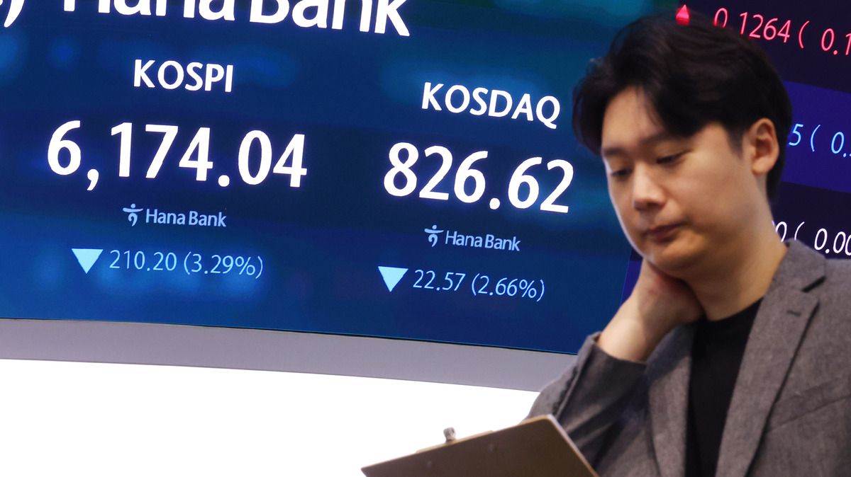 코스피가 198.16포인트(3.10%) 내린 6186.08로 개장한 13일 서울 중구 하나은행 본점 딜링룸 전광판에 코스피 등이 표시돼 있다. 뉴시스