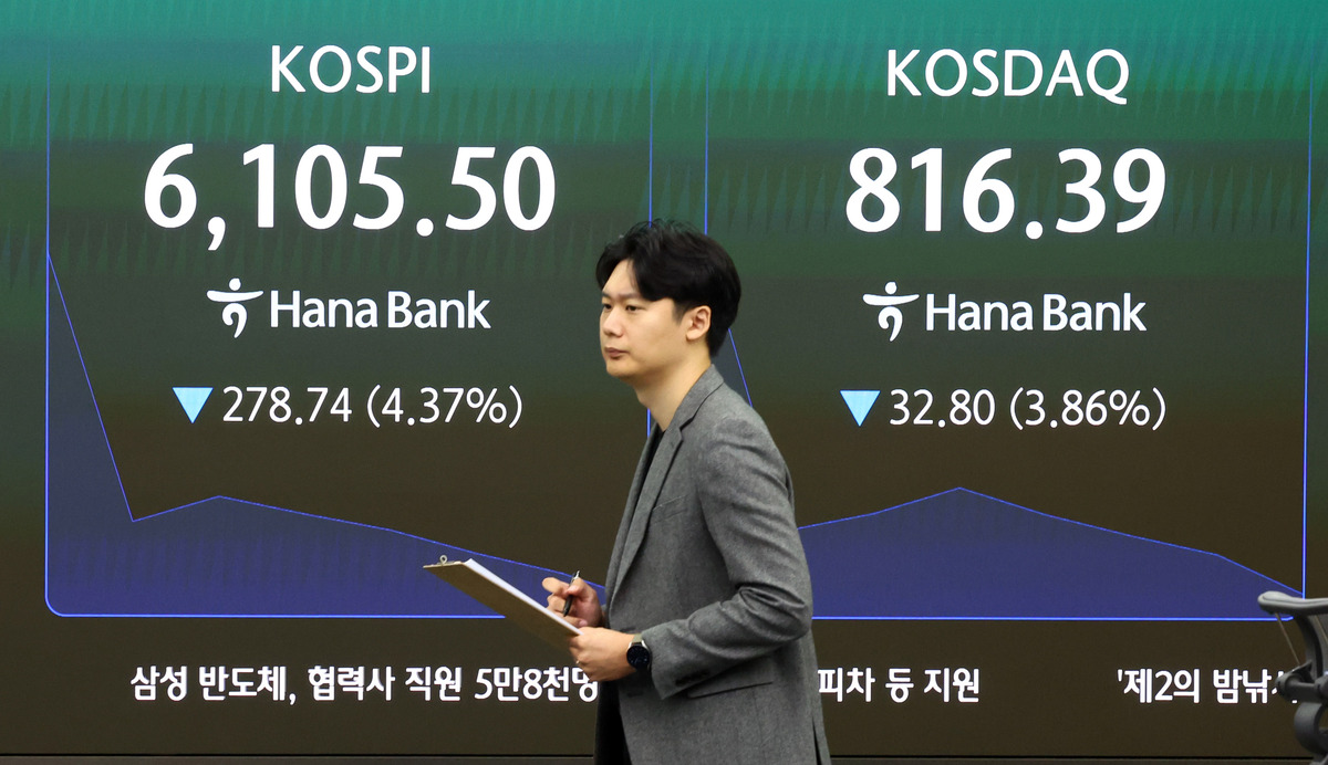 코스피가 198.16포인트(3.10%) 내린 6186.08로 개장한 13일 서울 중구 하나은행 본점 딜링룸 전광판에 코스피 등이 표시돼 있다. 뉴시스 제공