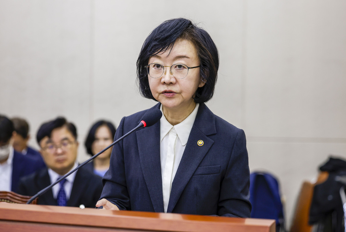 오유경 식품의약품안전처장이 13일 서울 여의도 국회에서 열린 국회 보건복지위원회의 식약처 등에 대한 국정감사에서 업무보고를 하고 있다. 뉴시스