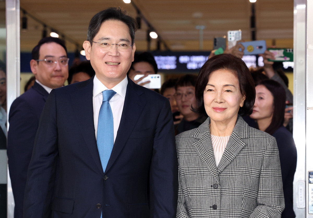 이재용 삼성전자 회장과 홍라희 전 삼성미술관 리움 관장이 서울 종로구 서울대병원 어린이병원에서 열린 소아암·희귀질환 지원사업단 행사를 마치고 이동하고 있다. 뉴시스
