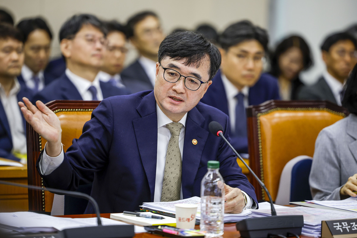 임기근 국무조정실장이 13일 서울 여의도 국회에서 열린 국회 정무위원회의 국무조정실 등에 대한 국정감사에서 질문에 답하고 있다. 뉴시스