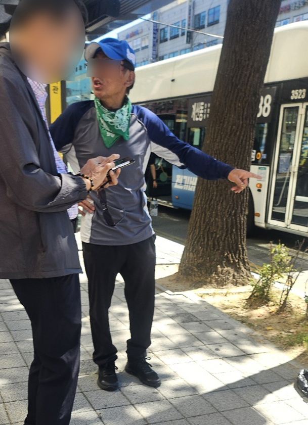인천의 한 병원 앞에서 1인 시위를 벌이는 흉기난동 사건의 50대 피의자. 사진=뉴시스