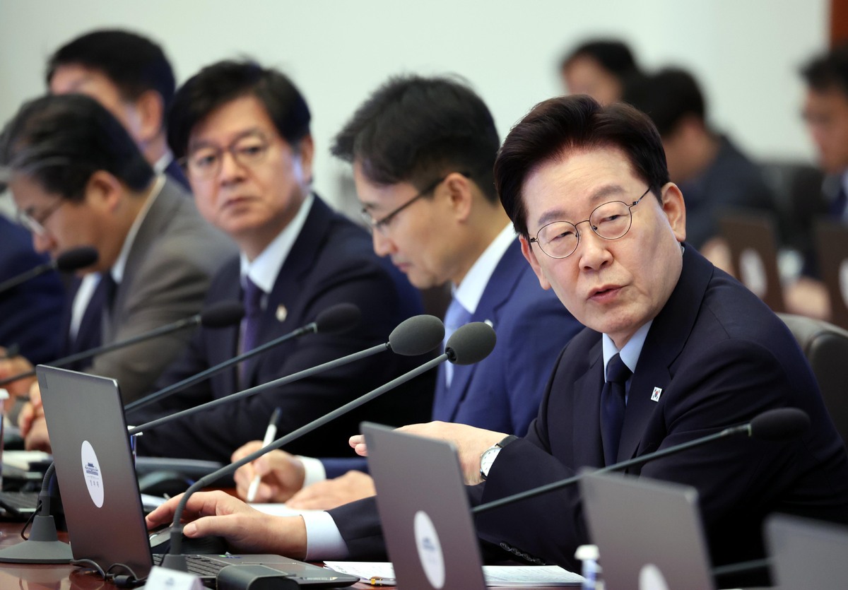 이재명 대통령이 15일 청와대에서 열린 수석보좌관회의에서 발언하고 있다. 청와대 제공
