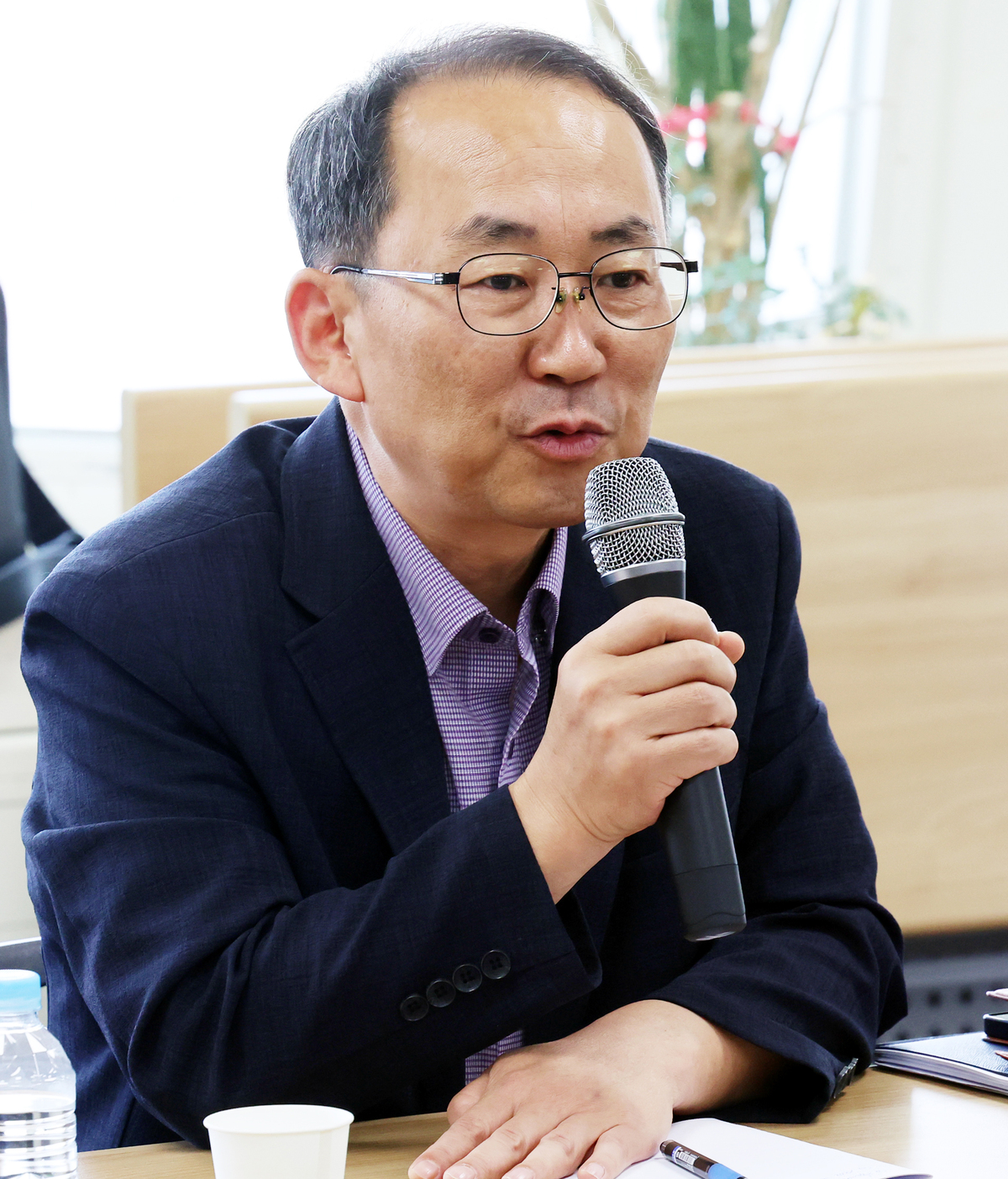 지난 6월 서울 중구 민주노총에서 열린 노동존중, 일하고 싶은 산업단지 조성을 위한 민주노총·산업통상부 현장 간담회에서 박동일 산업통상부 산업정책실장이 인사말을 하고 있다. 뉴시스