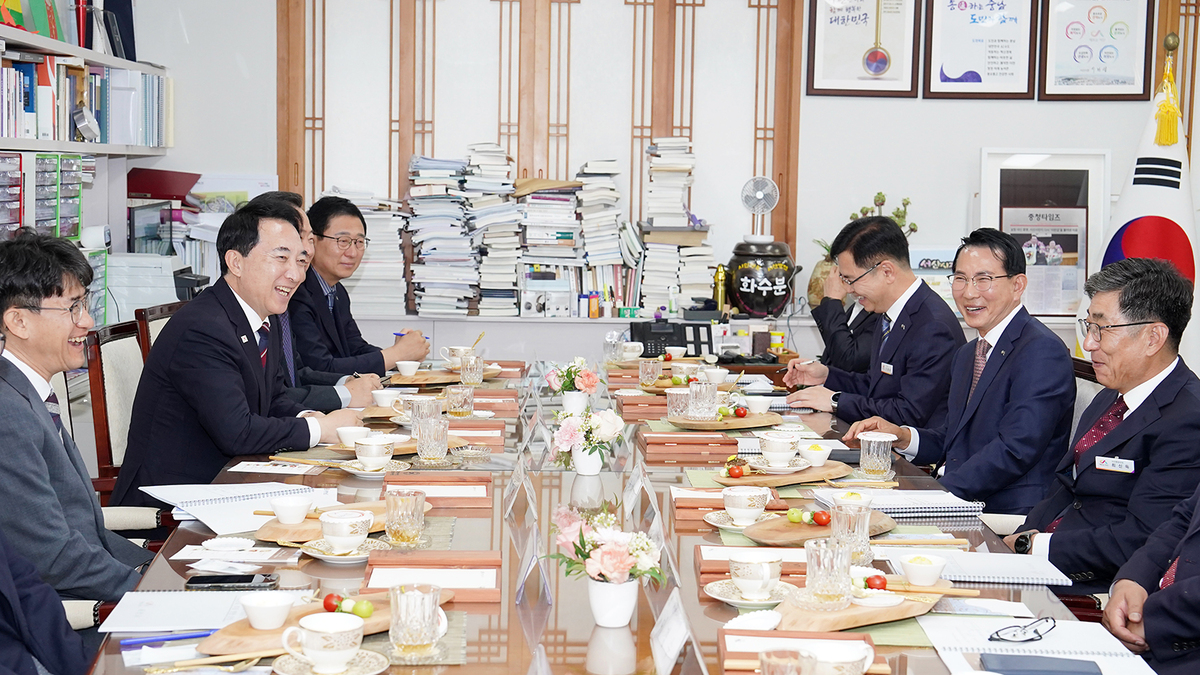 19일 박수현 충남지사와 이완섭 서산시장이 조찬간담회를 하고 있다. 사진= 서산시 제공
