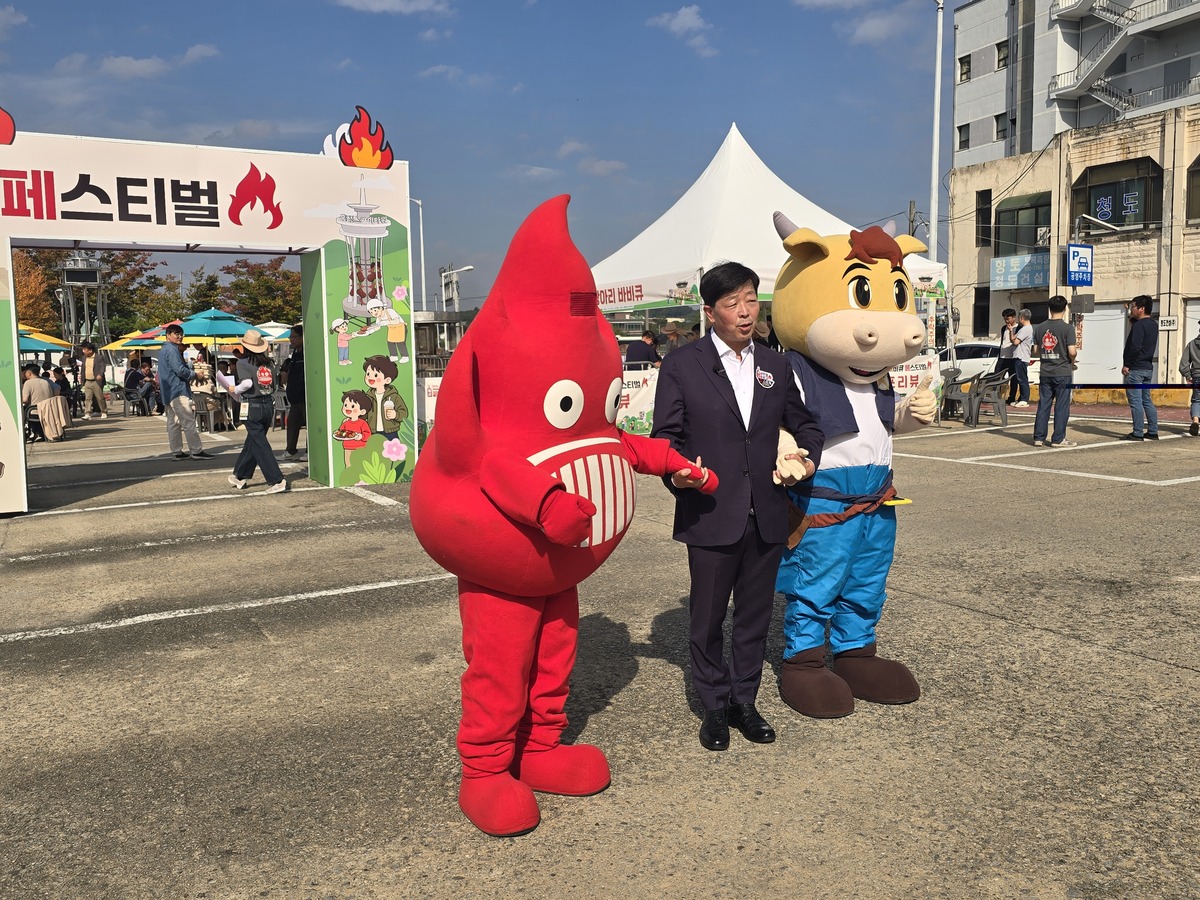 박정주 홍성군수가 홍성글로벌바비큐페스티벌 프리뷰 행사에서 홍성한우, 페스티벌 홍보캐릭터들과 기념촬영을 하고 있다. 사진= 유동주 기자