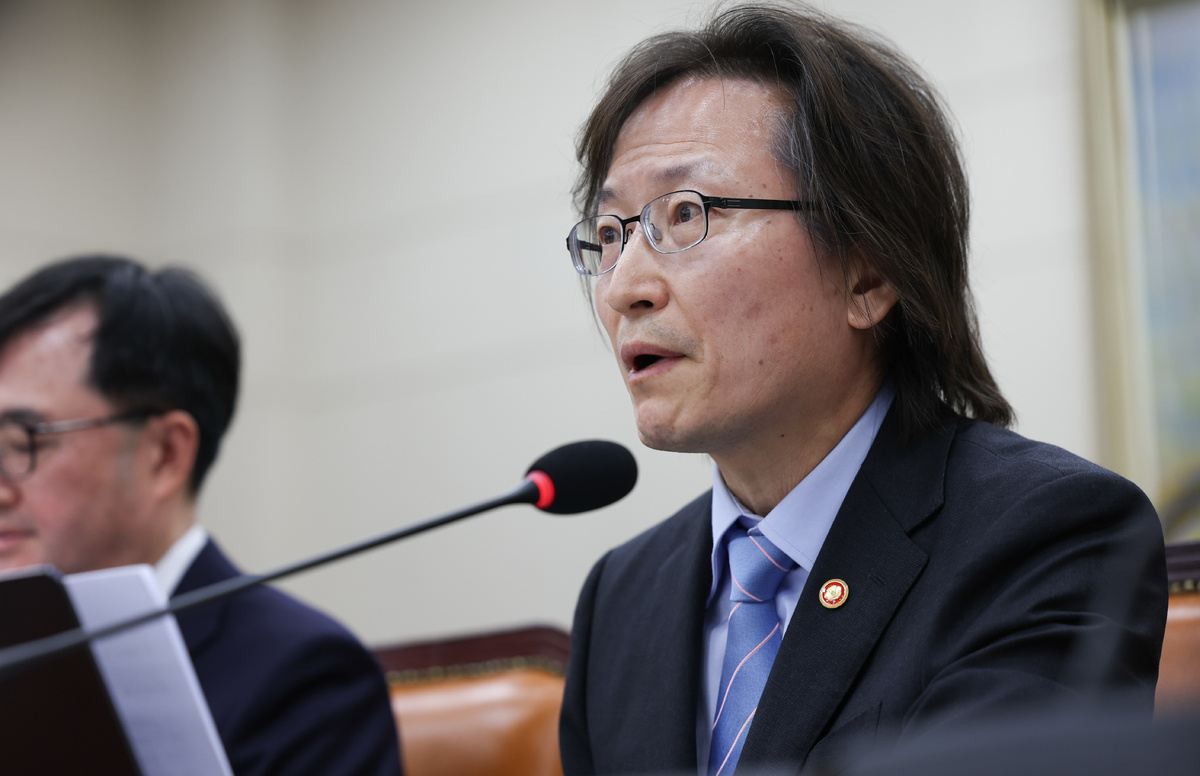 주병기 공정거래위원장이 21일&nbsp;서울 여의도 국회에서 열린 정무위원회 종합국정감사에서 질의에 답하고 있다. 이날 주 위원장은 얼마 전 논란이 됐던 재벌 관련 언급에 대해 해명과 함께 사과했다. 뉴시스