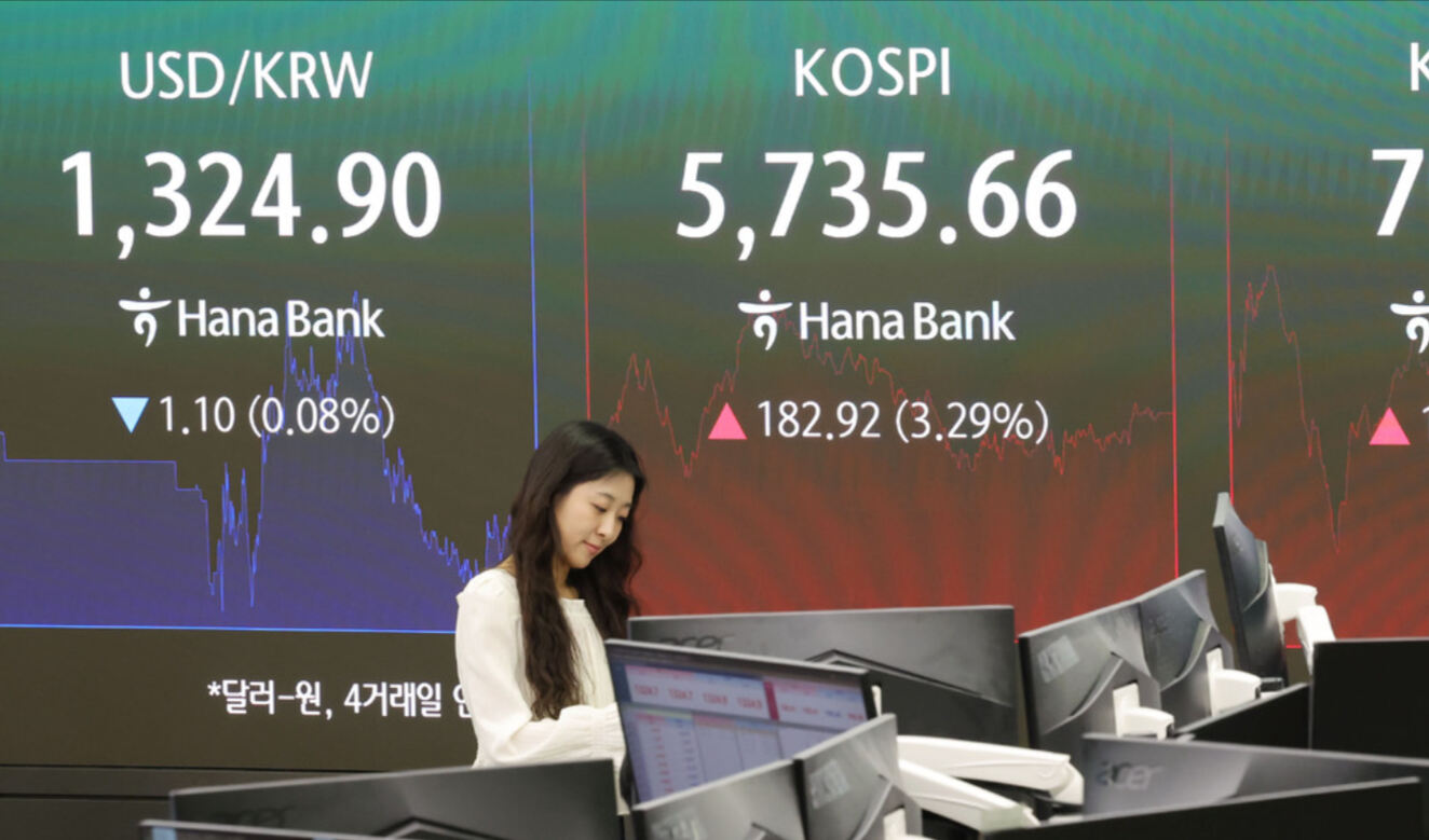 코스피가 전 거래일보다 182.92포인트(3.29%) 오른 5735.66으로 장을 마감한 21일 오후 서울 중구 하나은행 딜링룸 전광판에 지수가 표시돼 있다. 뉴시스