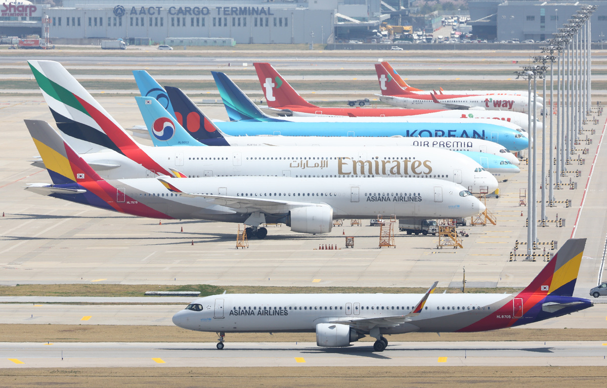 인천국제공항 활주로에서 항공기가 이동하고 있다. 뉴시스