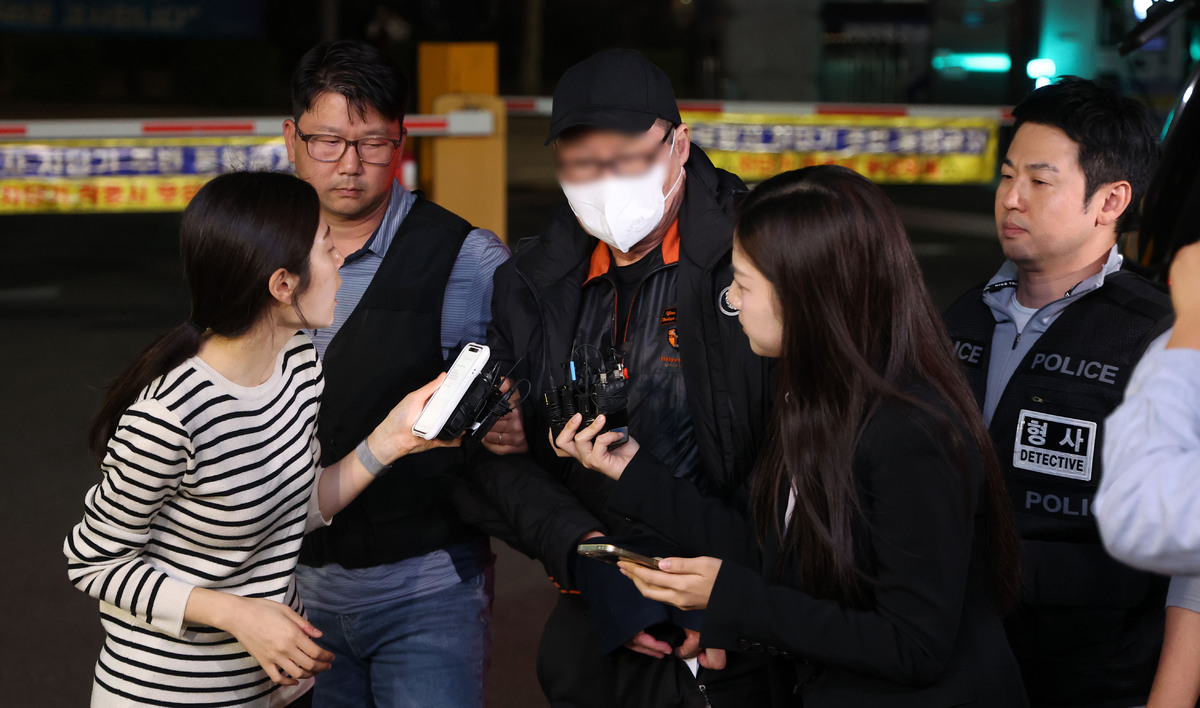 역삼동 빌딩 2곳 방화 혐의로 체포된 용의자 70대 남성이 20일 서울 강남구 수서경찰서로 압송되고 있다. 사진=뉴시스