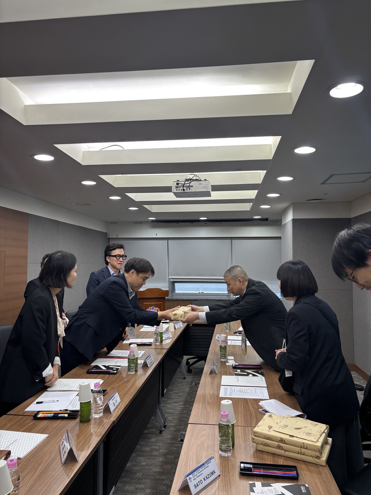 21일 충남도청에서 열린 회의에서 충남도 문화체육관광국장과 미술관준비과장 등 도청 관계자들이 일본 나라현립미술관 부관장 등과 회의를 마친 뒤, 기념품을 서로 전달하고 있다. 사진= 충남도 제공