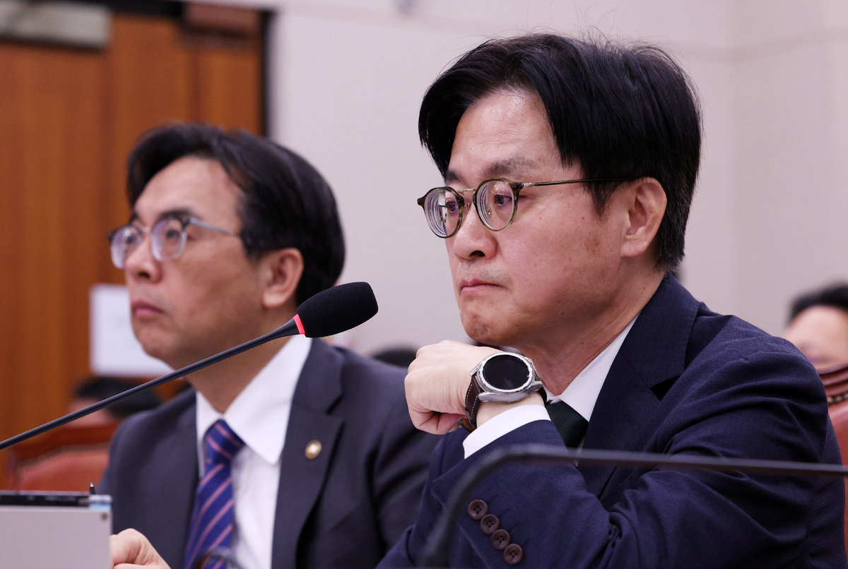 김정관 산업통상부 장관이 22일 서울 여의도 국회에서 열린 산업통상자원중소벤처기업위원회 산업통상부 및 소관기관 종합감사에서 자료영상을 시청하고 있다. 뉴시스