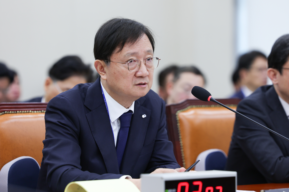 이찬진 금융감독원장이 22일 서울 여의도 국회에서 열린 재정경제위원회 종합국정감사에서 질의에 답하고 있다. 뉴시스