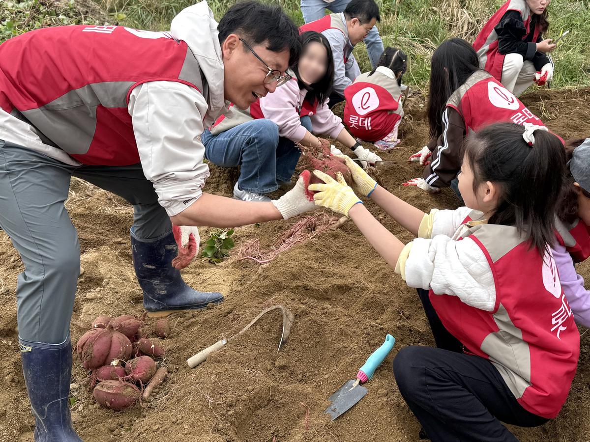 롯데건설 ‘샤롯데 봉사단’이 지난 24일 서울 강서구 개화동 일대 텃밭에서 농작물을 수확했다. 롯데건설 제공