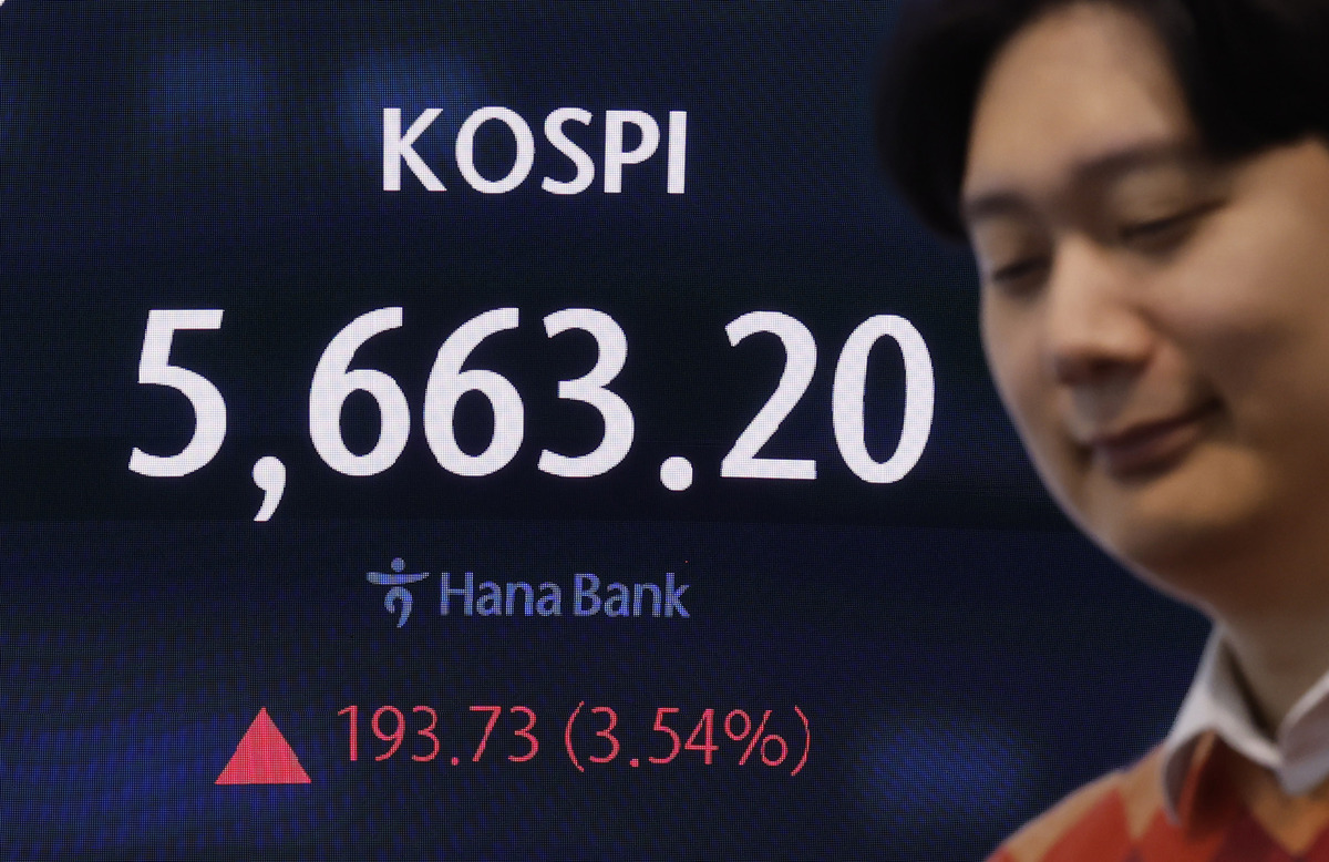 27일 서울 중구 하나은행 딜링룸 전광판에 주요 지수가 표시되고 있다. 뉴시스