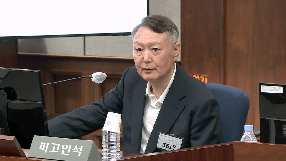윤석열 전 대통령이 지난해 9월 서울중앙지방법원에서 열린 ‘특수공무 집행 방해, 직권남용 권리행사 방해 혐의"&nbsp;재판에서 발언하고 있다. 서울중앙지방법원 제공 영상 갈무리