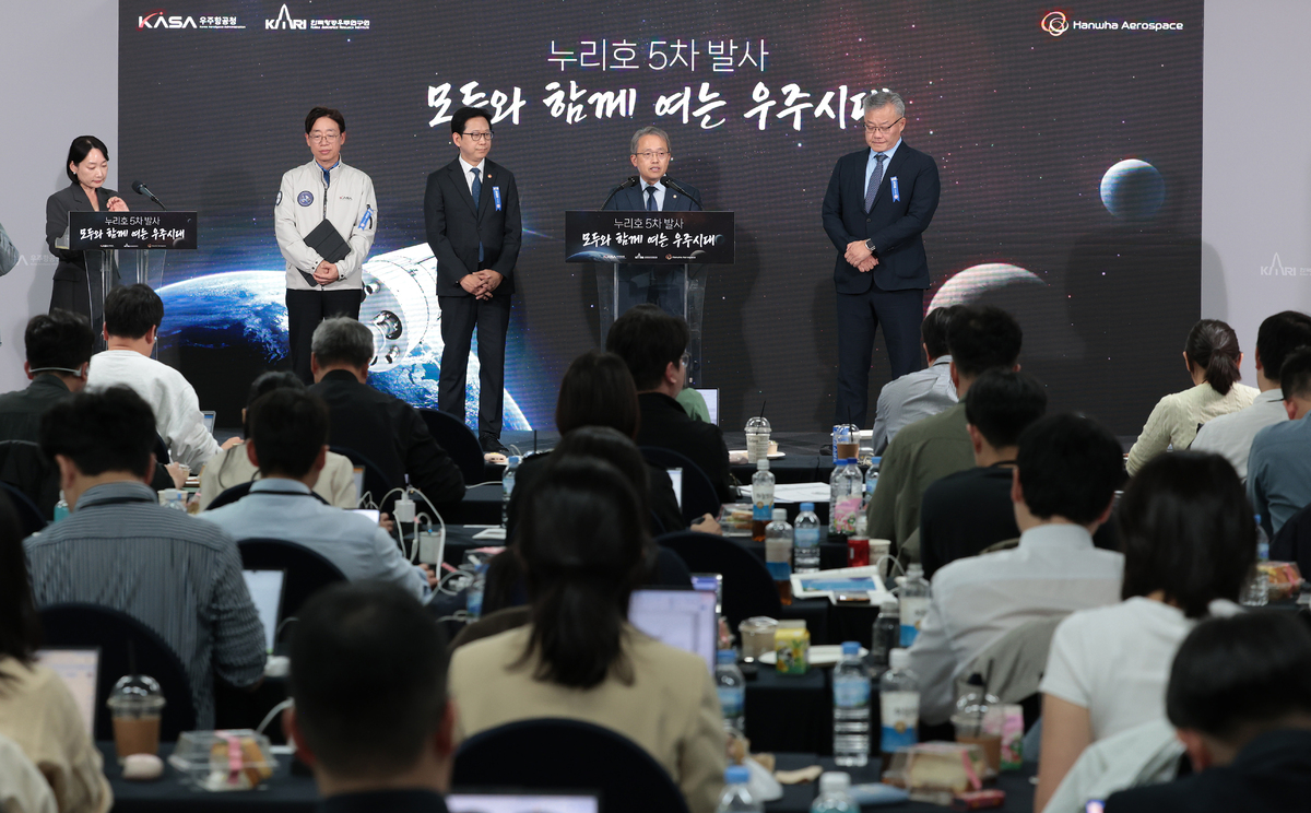 송기헌 국회 과학기술정보방송통신위원장이 지난 7일 전남광주 고흥 나로우주센터에서 누리호 5차 발사 상세 결과 언론브리핑을 하고 있다. 사진=항우연 제공