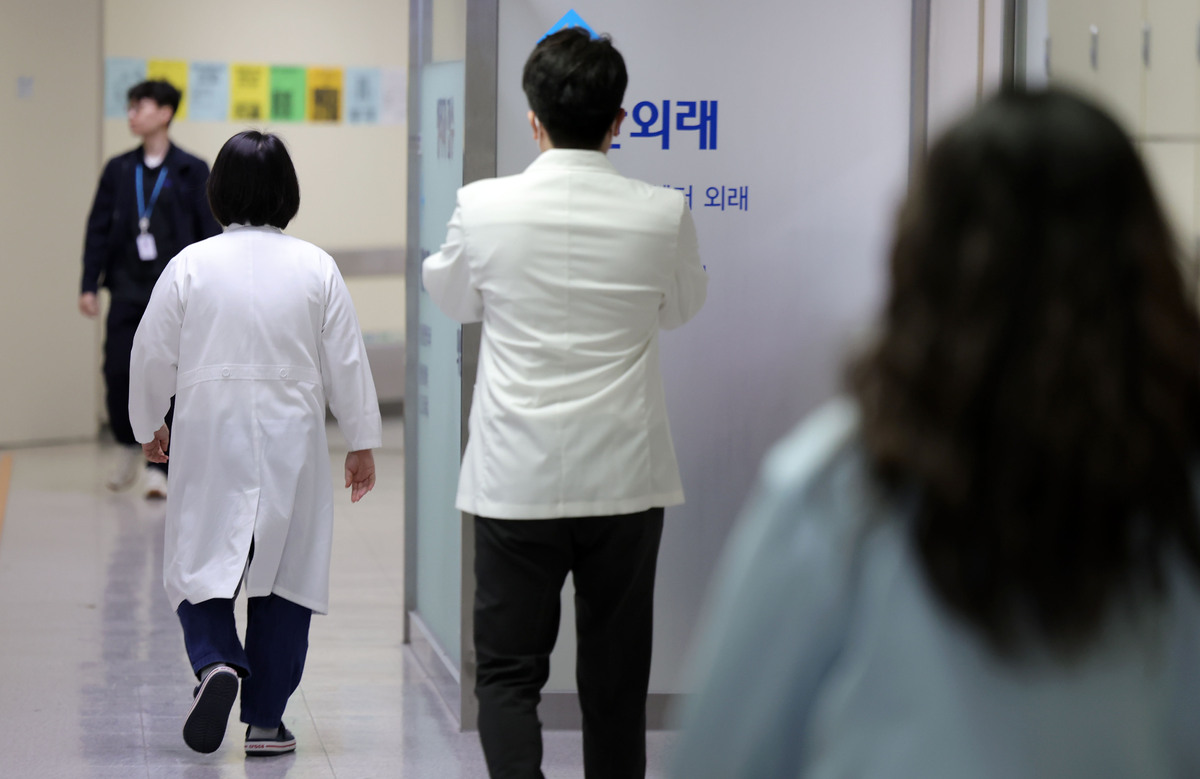 서울 시내 한 대학병원에서 의료진들이 이동하고 있다. 뉴시스